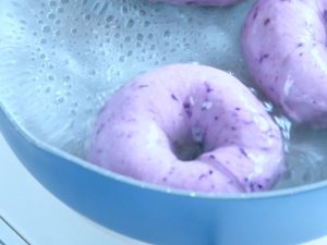 buleberry-mulberries-bagel