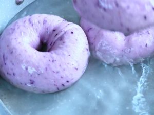 buleberry-mulberries-bagel