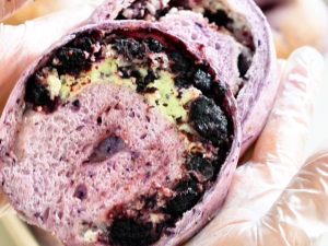 buleberry-mulberries-bagel